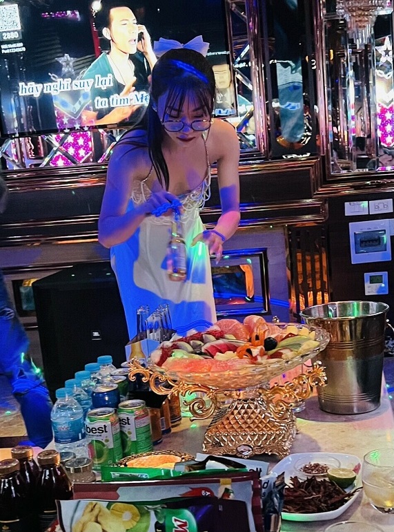 Chụp lén gái Bar, Karaoke thác loạn.