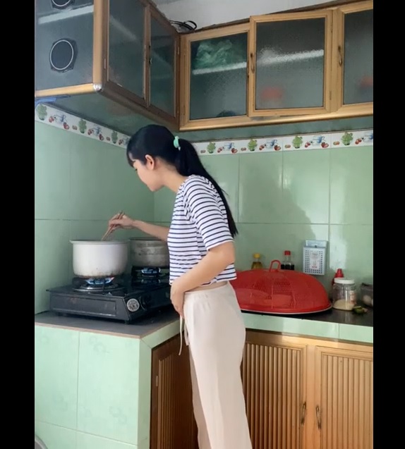 Clip: Đang nấu ăn thì bé nứng :))